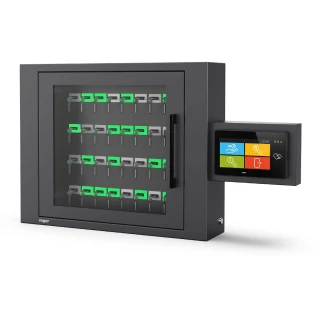 Elektroniczny depozytor kluczy z czarną obudową i przezroczystymi drzwiczkami, umożliwiający przechowywanie wielu kluczy na zielonych uchwytach. Obok znajduje się kolorowy panel dotykowy do zarządzania dostępem.