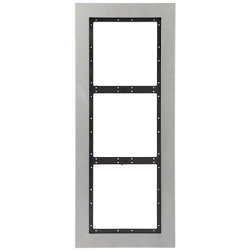Metalowa ramka montażowa w kolorze srebrnym z trzema otworami na urządzenia. Produkt przeznaczony do instalacji w systemach elektrycznych lub multimedialnych.