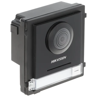 Czarny moduł wideodomofonu Hikvision z centralnie umieszczonym obiektywem kamery. Na dole znajduje się przezroczysty panel, prawdopodobnie na etykietę lub nazwisko.