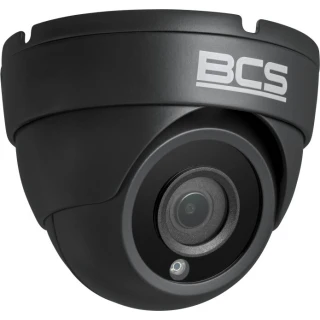 Czarna kamera kopułkowa BCS z widocznym obiektywem i logo na obudowie. Kamera ma nowoczesny design i jest przeznaczona do monitoringu.