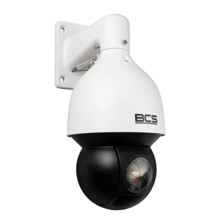 Biała kamera IP BCS z czarną kopułą i obiektywem, zamontowana na ściennym uchwycie. Kamera ma nowoczesny design i jest przeznaczona do monitoringu.
