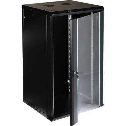 Czarna szafa rackowa z otwartymi, przeszklonymi drzwiami, ukazująca wnętrze z możliwością montażu sprzętu sieciowego. Szafa posiada wentylację na górze i jest przeznaczona do montażu na ścianie.