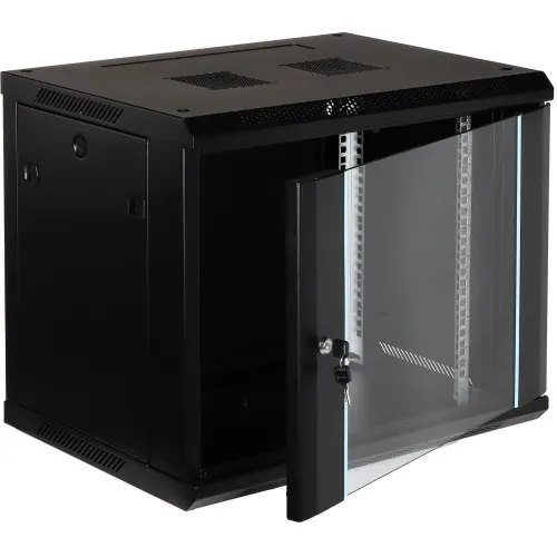 Czarna szafka rackowa z otwartymi, przeszklonymi drzwiami, umożliwiająca dostęp do wnętrza. Szafka posiada otwory wentylacyjne na górze i jest wyposażona w zamek na klucz.