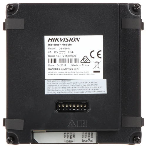 Moduł wskaźnikowy Hikvision DS-KD-IN w kolorze czarnym, z widocznymi oznaczeniami modelu, numerem seryjnym i informacjami o zasilaniu. Produkt posiada złącze do podłączenia oraz etykietę z informacjami o zgodności i miejscu produkcji.