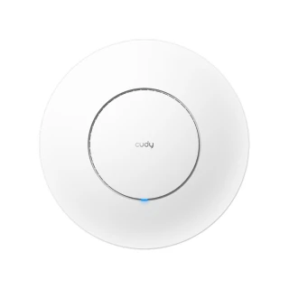 Na zdjęciu znajduje się biały access point marki Cudy, model AP1300, o okrągłym kształcie z subtelnym logo na środku. Urządzenie ma minimalistyczny design z delikatnym niebieskim wskaźnikiem LED na dolnej części.