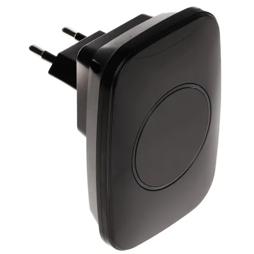 Czarny, bezprzewodowy gong drzwiowy z okrągłym przyciskiem na środku, przeznaczony do podłączenia do gniazdka elektrycznego. Urządzenie ma nowoczesny design i kompaktowy kształt.