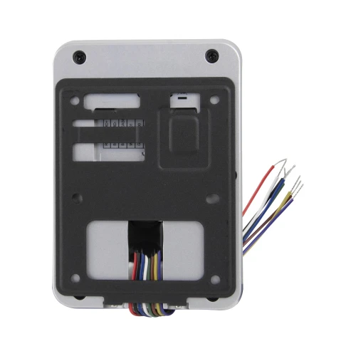 Zdjęcie przedstawia tylną stronę czytnika kart zbliżeniowych z widocznymi kolorowymi przewodami i złączami. Obudowa jest prostokątna, w kolorze srebrnym z czarnym panelem montażowym.