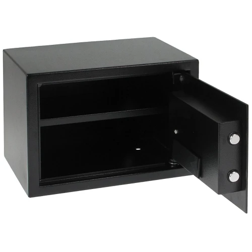 Czarny sejf z otwartymi drzwiami, wyposażony w dwie rygle zabezpieczające. Wnętrze sejfu jest puste i posiada jedną półkę.