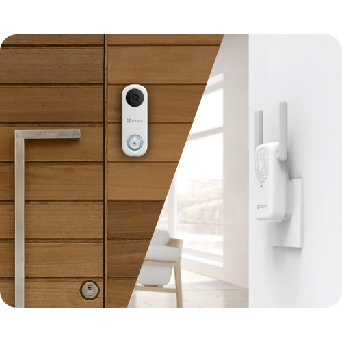 Zdjęcie przedstawia nowoczesny dzwonek do drzwi z kamerą zamontowany na drewnianej ścianie oraz biały gong wewnętrzny umieszczony na ścianie w jasnym wnętrzu. Oba urządzenia mają minimalistyczny design i są częścią systemu monitoringu domowego.