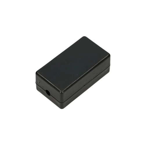 Czarna, prostokątna obudowa z tworzywa sztucznego z zaokrąglonymi krawędziami i otworem na jednym z boków. Produkt ma gładką powierzchnię i jest przeznaczony do zastosowań elektronicznych.