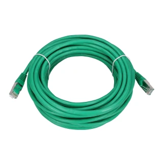 Zielony kabel Ethernet z wtyczkami RJ45 zwinięty w krąg. Kabel jest zabezpieczony białymi opaskami zaciskowymi.