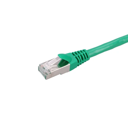 Zielony kabel sieciowy Ethernet zakończony wtykiem RJ-45. Wtyk posiada przezroczystą osłonę, a kabel jest zabezpieczony elastycznym elementem chroniącym przed zginaniem.