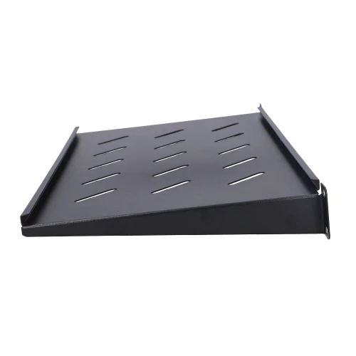 Czarna metalowa półka z otworami wentylacyjnymi, przeznaczona do montażu w szafie rack. Półka ma prostokątny kształt i lekko podniesione krawędzie boczne.