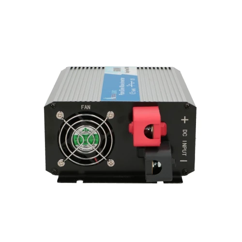 Na zdjęciu znajduje się przetwornica napięcia z widocznym wentylatorem i złączami wejściowymi oznaczonymi jako DC input. Obudowa urządzenia jest metalowa, z żebrowaną powierzchnią i kolorowymi elementami na panelu przednim.