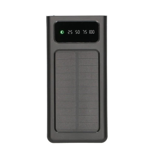 Czarny powerbank z wbudowanym panelem solarnym i wyświetlaczem LED pokazującym poziom naładowania. Urządzenie ma prostokątny kształt i nowoczesny design.