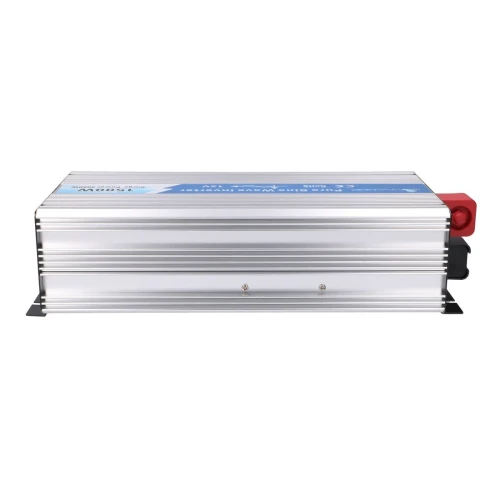 Prostokątny, metalowy falownik z niebieską etykietą na górze i czerwonym złączem z boku. Obudowa jest srebrna z poziomymi żłobieniami.