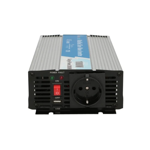 Przedstawiony jest srebrny falownik z czarnym panelem przednim, wyposażony w gniazdo elektryczne, port USB oraz wskaźniki LED. Na górze urządzenia widoczna jest niebieska etykieta z białymi napisami.