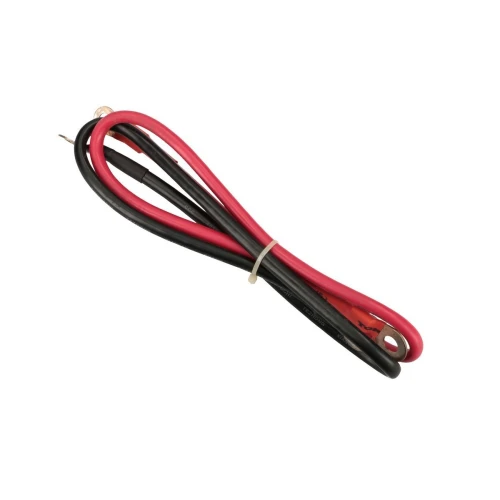 Zdjęcie przedstawia dwa przewody elektryczne, jeden czerwony i jeden czarny, połączone razem opaską zaciskową. Przewody zakończone są metalowymi oczkami do podłączenia.