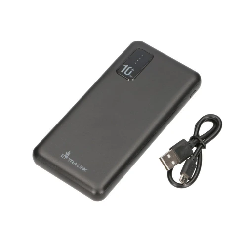 Na zdjęciu znajduje się czarny powerbank marki Extralink z wyświetlaczem pokazującym poziom naładowania oraz dołączony kabel USB. Powerbank ma prostokątny kształt i zaokrąglone krawędzie.