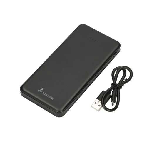 Czarny powerbank marki Extralink z logo na dole, obok którego leży czarny kabel USB. Powerbank ma prostokątny kształt z zaokrąglonymi krawędziami i cztery małe diody LED na górze.