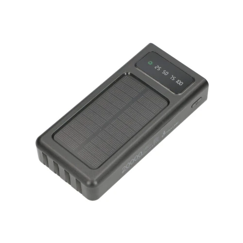 Na zdjęciu znajduje się czarny powerbank z panelem solarnym na górnej powierzchni oraz wskaźnikiem poziomu naładowania. Urządzenie ma prostokątny kształt i widoczne oznaczenie pojemności 20000 mAh.