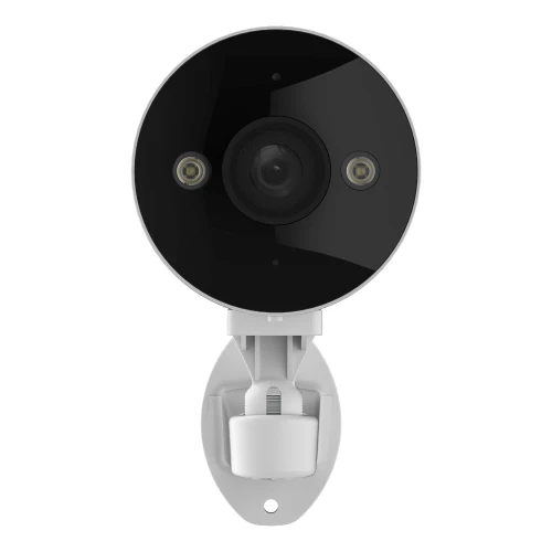 Kamera bezpieczeństwa o okrągłym, czarnym froncie z dwoma małymi diodami LED po bokach obiektywu. Urządzenie jest zamontowane na białym uchwycie ściennym.