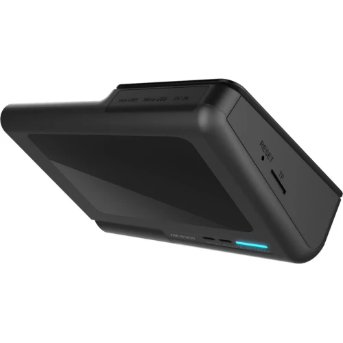 Czarny rejestrator tras Hikvision z widocznymi portami micro USB, DC-IN oraz slotem na kartę TF. Urządzenie ma nowoczesny design z zaokrąglonymi krawędziami i diodą LED na przednim panelu.
