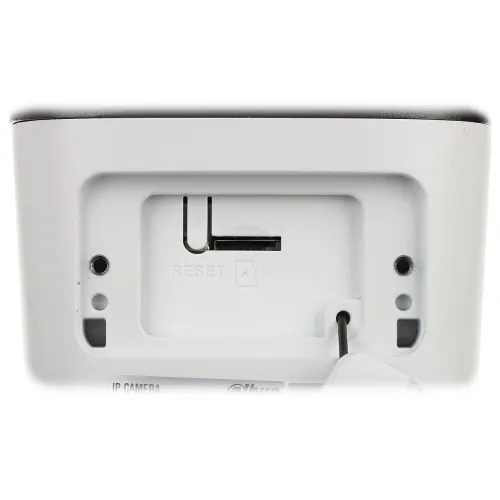Zdjęcie przedstawia gniazdo na kartę pamięci oraz przycisk reset na białym urządzeniu, prawdopodobnie kamerze IP. Widać także otwory montażowe i oznaczenia producenta.