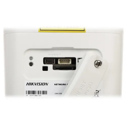 Zbliżenie na tylną część urządzenia sieciowego Hikvision, pokazujące gniazdo na kartę pamięci oraz przycisk reset. Widoczna jest również biała pokrywa zabezpieczająca z napisem "RESET microSD".