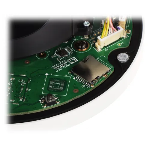 Wnętrze kamery z widocznym gniazdem na kartę micro SD umieszczonym na zielonej płytce drukowanej. Wokół znajdują się różne elementy elektroniczne i kolorowe przewody.