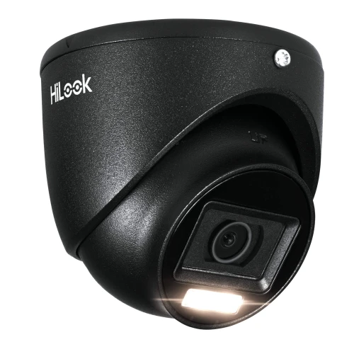 Czarna kamera kopułkowa HiLook z logo na obudowie, wyposażona w obiektyw i diodę LED. Kamera ma nowoczesny design i jest przeznaczona do monitoringu wizyjnego.
