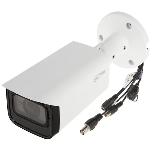 Kamera monitoringu w białej obudowie z logo Dahua, wyposażona w regulowany obiektyw i kilka kabli połączeniowych. Urządzenie ma cylindryczny kształt i jest przeznaczone do montażu na ścianie lub suficie.