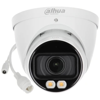 Biała kamera IP Dahua o kopułkowym kształcie z widocznym obiektywem i dwoma diodami LED na przodzie. Kamera posiada również przewód z wtyczkami do podłączenia.