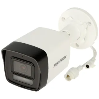 Biała kamera IP Hikvision z czarnym frontem i obiektywem, zamontowana na uchwycie ściennym. Widoczne są również przewody połączeniowe wychodzące z tyłu kamery.