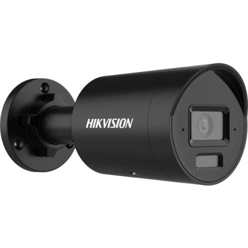 Czarna kamera IP Hikvision o cylindrycznym kształcie z widocznym obiektywem i logo marki na boku. Kamera jest zamontowana na ściennym uchwycie, co sugeruje jej przeznaczenie do monitoringu zewnętrznego.