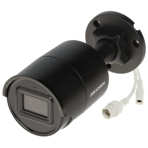 Czarna kamera IP Hikvision z cylindrycznym korpusem i logo na boku, wyposażona w obiektyw oraz dwa przewody połączeniowe. Kamera jest zamontowana na regulowanym uchwycie ściennym.