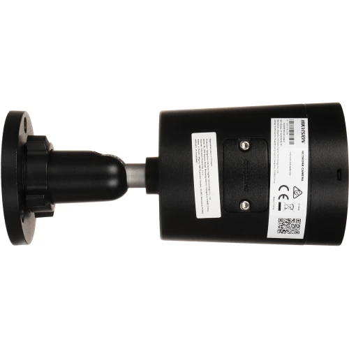 Czarna kamera IP Hikvision z cylindrycznym korpusem i uchwytem montażowym, widoczna z boku. Na obudowie znajdują się etykiety z informacjami technicznymi i kodem QR.