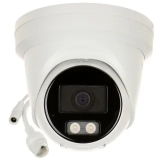 Biała kamera kopułkowa Hikvision z widocznym obiektywem i dwoma diodami LED na czarnym tle. Z kamery wychodzą dwa przewody z białymi złączami.