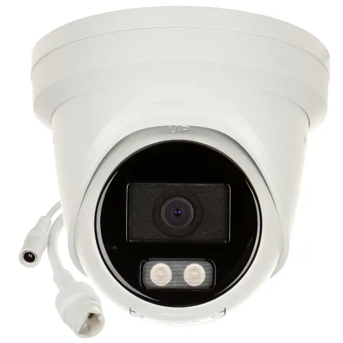 Biała kamera kopułkowa Hikvision z widocznym obiektywem i dwoma diodami LED na czarnym tle. Z kamery wychodzą dwa przewody z białymi złączami.