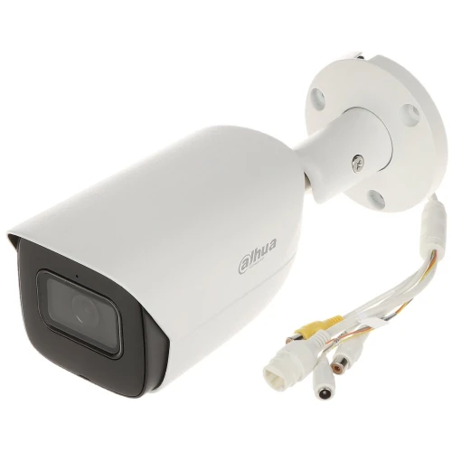 Biała kamera IP Dahua z obiektywem 2.8 mm, zamontowana na uchwycie ściennym, z widocznymi kablami połączeniowymi. Kamera ma prostokątny kształt z zaokrąglonymi krawędziami i logo Dahua na obudowie.