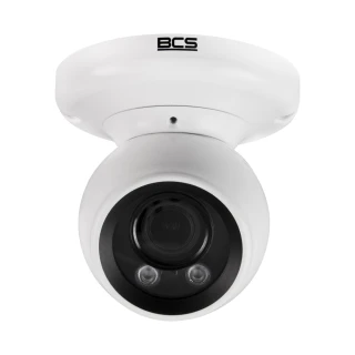 Biała, kopułowa kamera IP marki BCS z widocznym obiektywem i dwoma diodami LED. Kamera ma nowoczesny design i jest przeznaczona do monitoringu.