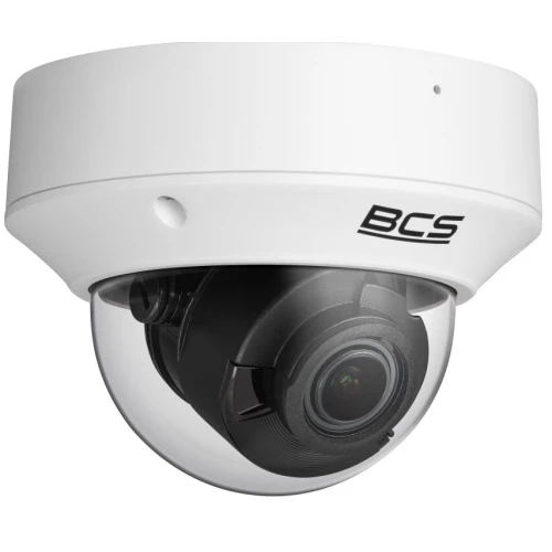 Kamera kopułowa IP w białej obudowie z logo BCS, posiada przezroczystą osłonę chroniącą obiektyw. Urządzenie jest przeznaczone do monitoringu i ma nowoczesny, kompaktowy design.