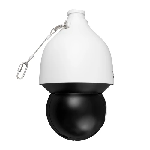 Biała, obrotowa kamera monitoringu z czarną kopułą, wyposażona w metalowy uchwyt zabezpieczający. Kamera ma nowoczesny design i jest przeznaczona do montażu zewnętrznego.