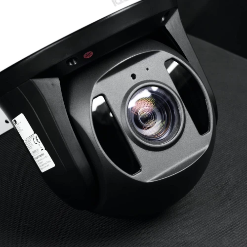 Zdjęcie przedstawia zbliżenie na obrotową kamerę IP Keeyo LV, ukazującą szczegóły obiektywu i obudowy w kolorze czarnym. Kamera jest ustawiona na ciemnym tle, co podkreśla jej nowoczesny design i techniczne detale.