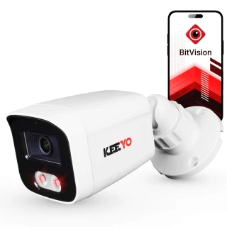 Biała kamera tubowa IP marki Keeyo z czarnym frontem i czerwonym logo jest przedstawiona obok smartfona z aplikacją BitVision. Kamera ma widoczne diody LED i jest zamontowana na regulowanym uchwycie.