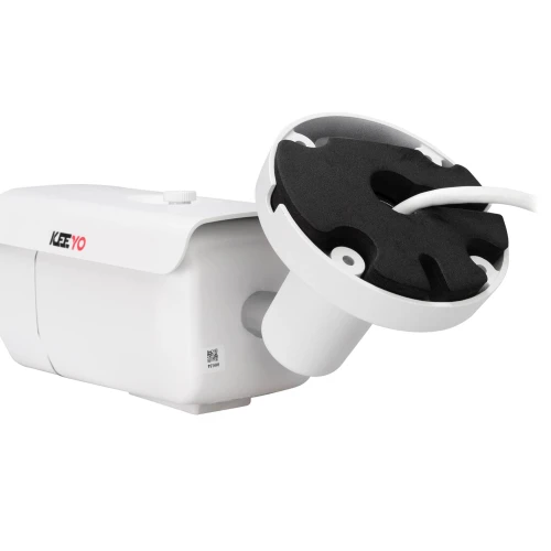 Biała kamera tubowa IP marki Keeyo z widocznym logo, przedstawiona z boku, z kablem wychodzącym z tylnej części obudowy. Kamera posiada solidną konstrukcję i jest przeznaczona do montażu zewnętrznego.