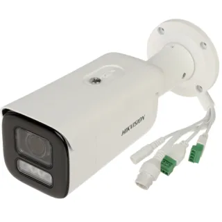 Wandaloodporna kamera IP Hikvision w białej obudowie z widocznymi obiektywami i diodami LED. Kamera posiada kilka kabli połączeniowych z różnymi złączami.