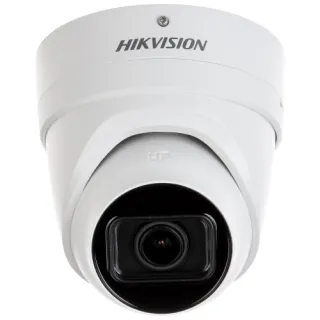 Biała, wandaloodporna kamera IP z logo Hikvision, wyposażona w obiektyw z funkcją motozoom. Kamera ma nowoczesny, kopułowy kształt i jest przeznaczona do monitoringu zewnętrznego.