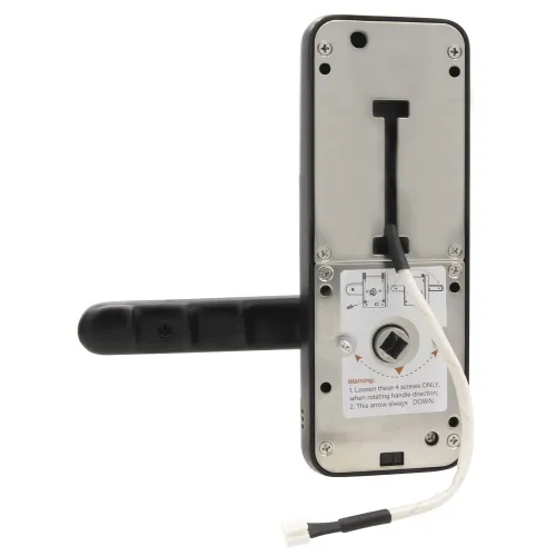 Czarna klamka z kontrolerem dostępu i szyfratorem, wyposażona w czytnik MIFARE, widoczna z tyłu z okablowaniem. Metalowa obudowa z instrukcją montażu i otworami na śruby.