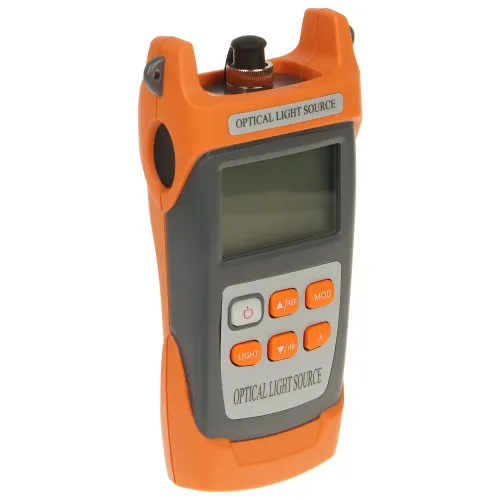 Przenośne urządzenie pomiarowe z pomarańczowo-szarym obudowaniem i wyświetlaczem LCD, oznaczone jako "Optical Light Source". Posiada kilka przycisków funkcyjnych oraz złącze na górze.